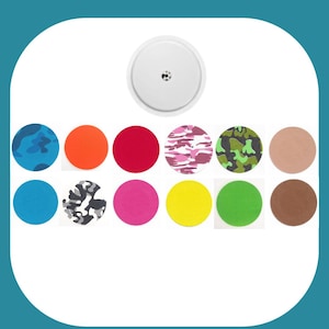 Può includere: Un set di 12 cerotti adesivi rotondi in vari colori e motivi, tra cui mimetico, colori solidi e un cerotto bianco con un piccolo foro al centro.