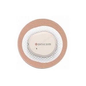 Pu&ograve; includere: Un cerotto medico rotondo beige e bianco con un sensore ovale bianco al centro. Il sensore ha la scritta "dexcom" stampata su di esso.