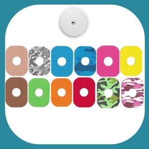 Può includere: Assortimento di 12 cerotti adesivi colorati e con motivi per un dispositivo medico. I cerotti sono quadrati con un foro rotondo al centro. I colori includono marrone, grigio, blu, rosa, giallo, verde, arancione e rosso. Alcuni cerotti hanno motivi mimetici.