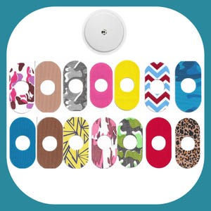 Pode incluir: Uma coleção de adesivos em várias cores e padrões, projetados para cobrir um sensor circular branco. Os adesivos apresentam designs como camuflagem, estampa de animais e cores sólidas, com um orifício central para o sensor.