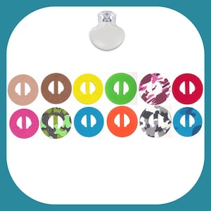 Könnte beinhalten: Sortiment von 12 runden, selbstklebenden Patches in verschiedenen Farben und Mustern mit einem Ausschnitt in der Mitte. Die Patches sind für die Verwendung mit einer durchsichtigen Kunststoffschnalle konzipiert.