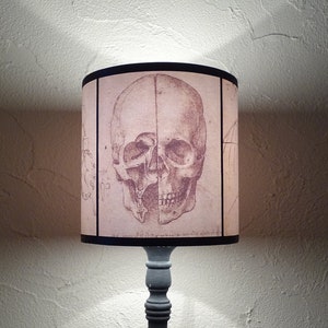 Lampe originale avec tête de mort dorée et un abat-jour noir