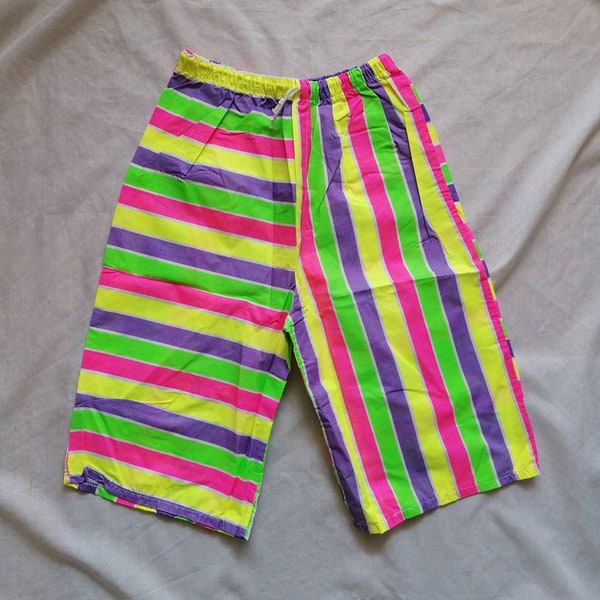 PETITS DEFAUTS - Bermuda homme fluo à rayures vintage NEUF - Taille S/M - années 90, short de plage, short long, baggy, fluorescent, coton