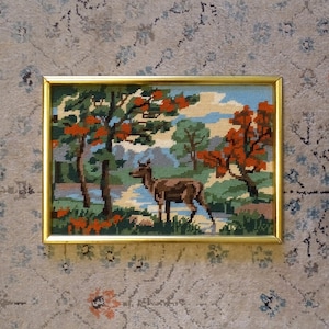 Tapiz vintage de punto de cruz con cervatillo enmarcado en marco dorado: arte de pared con ciervos, decoración de bosques, animales del bosque, marco dorado pequeño, decoración de otoño