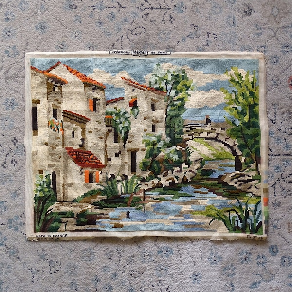 Canevas ancien représentant un village du sud de la France - tapisserie murale, fait main en France, rivière, paysage rural, été, tableau