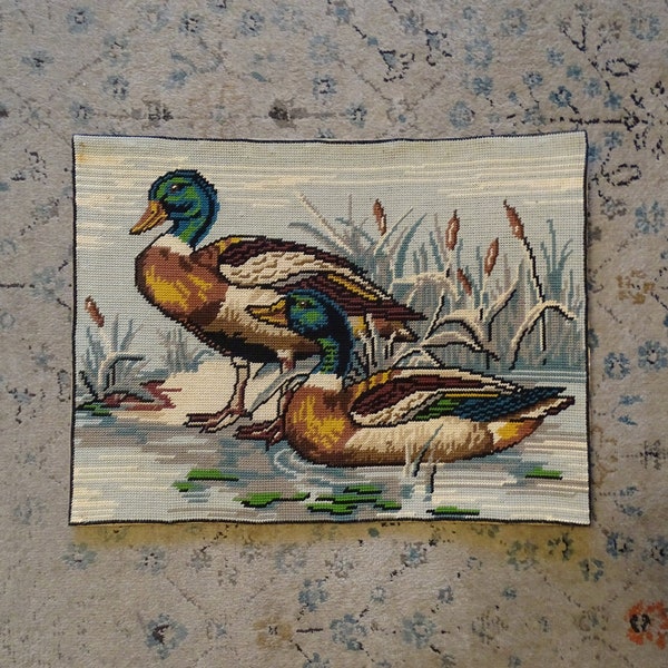 Canevas ancien représentant deux canards colverts au bord d'un lac - tapisserie murale, broderie ancienne, champêtre, bleu canard
