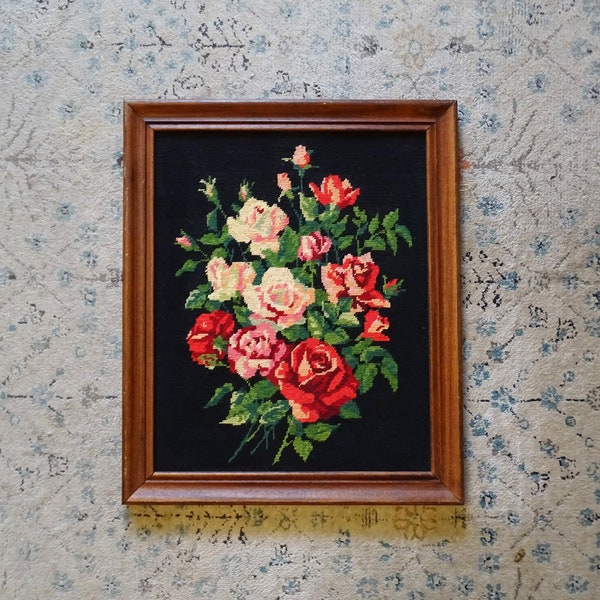 Canevas floral vintage représentant une rose rouge sur fond noir - cadre en bois, tapisserie murale, broderie, fleur, made in France