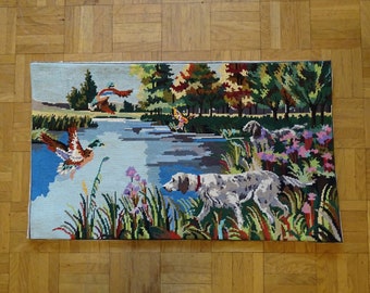 Canevas ancien représentant une scène de chasse avec des colverts et des chiens au bord d'un lac - tapisserie murale, paysage champêtre