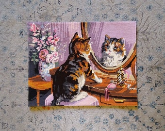 Canevas ancien représentant un chaton se regardant dans un miroir  - chat calico, tapisserie murale, broderie ancienne, pastel goth