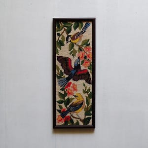 Arazzo vintage anni '60 con uccelli ricamati a punto croce in cornice di legno scuro - arte murale lunga e stretta