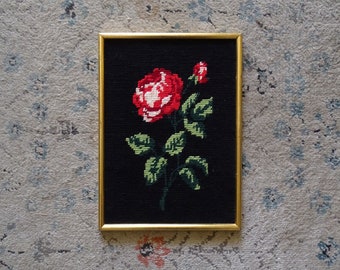 Canevas floral vintage représentant une rose rouge sur fond noir dans un cadre doré - déco gothique, tapisserie murale, broderie