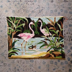 フラミンゴの完成したニードルポイントタペストリー - トロピカルな壁飾り、刺繍アート、フランス製、フラミンゴのカップル、マキシマリストの壁アート