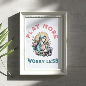 Affiche Play More Worry Less | Parodie de “Pray More Worry Less” | Art Vierge Marie Gamer | Poster Digital Humour Geek