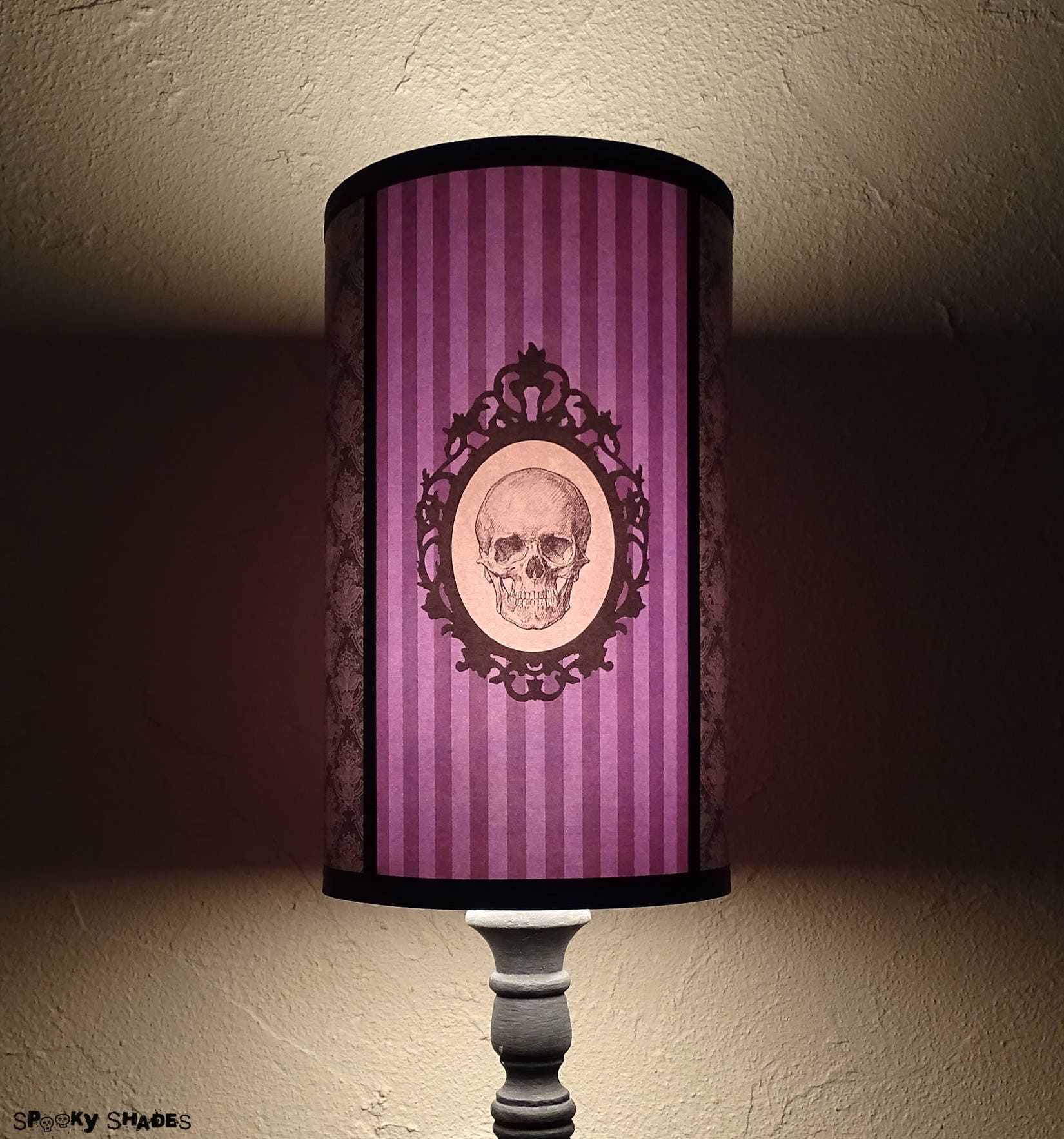 Abat Jour Baroque Skull Violet - Déco Gothique, Tête de Mort, Crâne, Pastel Goth, Couleur Personnali