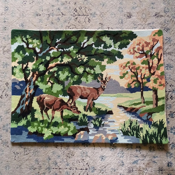 Grand canevas vintage représentant une biche et un cerf près d'un point d'eau - décor champêtre, chevreuils, kitsch, broderie murale