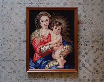 Canevas religieux ancien représentant la Vierge Marie et l'enfant Jesus - grand cadre en bois, broderie murale, tapisserie, fait-main