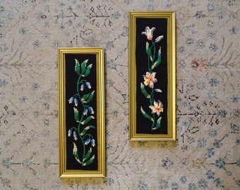 Lot de 2 canevas floraux anciens sur fond noir encadrés - cadre bronze doré allongé, tapisserie murale, broderie, fleur, Gothique