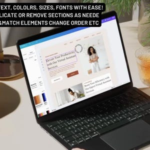 K&ouml;nnte beinhalten: Ein Laptop-Computer, auf dem ein Website-Design-Mockup mit dem Text "Elevate Your Productivity with Our Virtual Assistant Services" und "Boost Your Efficiency with Our Expert Virtual Assistant Services" angezeigt wird. Der Laptop ist ge&ouml;ffnet und die Tastatur ist sichtbar. Der Laptop steht auf einem Holztisch mit einem Glas Tee.
