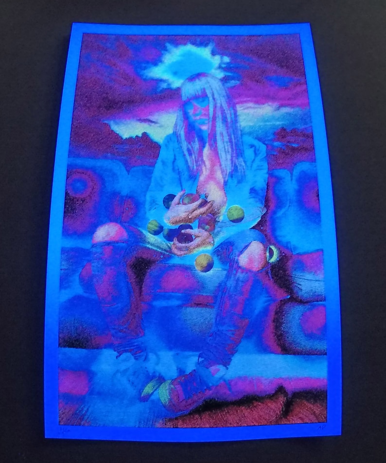 Puede incluir: Una mujer con el pelo largo y rubio se sienta en un sof&aacute;, sosteniendo un pu&ntilde;ado de orbes coloridos. El fondo es de color p&uacute;rpura y azul vibrante, con un cielo brumoso y monta&ntilde;as en la distancia.