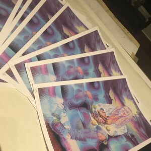 Puede incluir: Una pila de impresiones con una ilustraci&oacute;n colorida de una persona sentada en una superficie nubosa con un fondo de cielo estrellado.