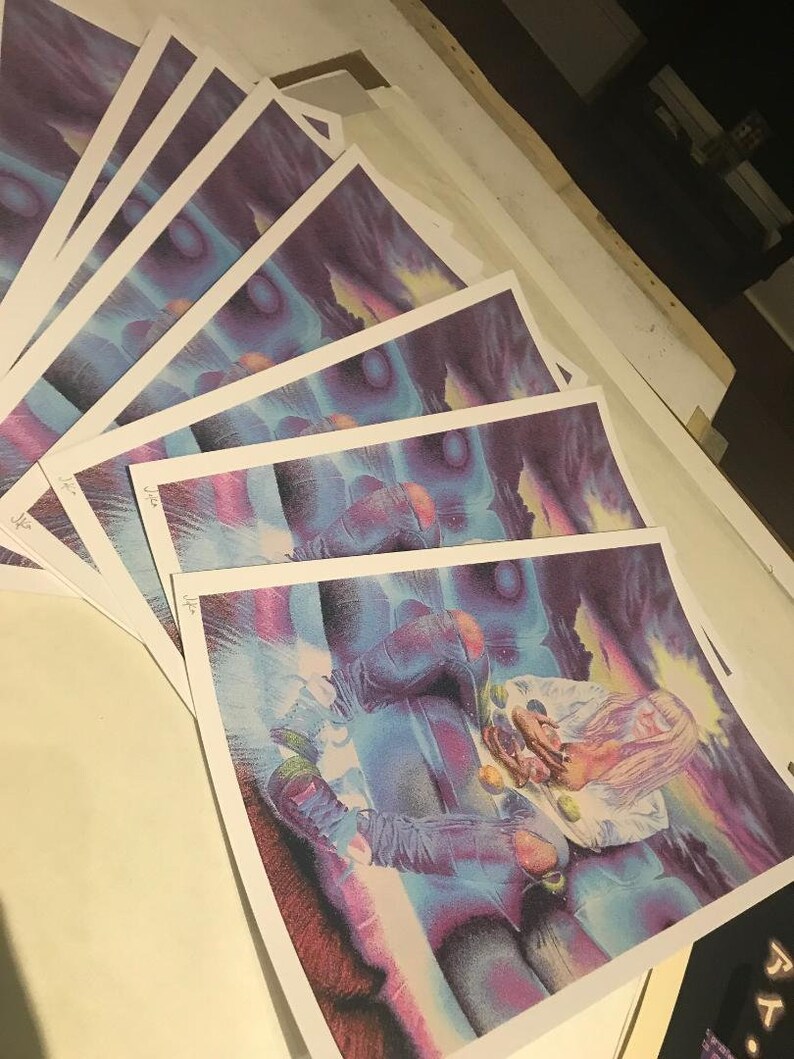 Puede incluir: Una pila de impresiones con una ilustraci&oacute;n colorida de una persona sentada en una superficie nubosa con un fondo de cielo estrellado.