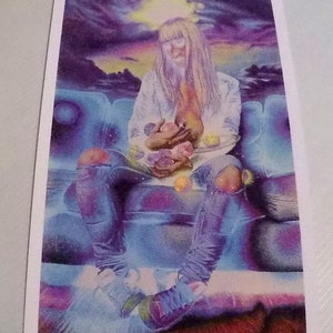 Puede incluir: Una persona con el pelo largo y rubio se sienta en un sof&aacute; azul sosteniendo un cuenco de canicas de colores. La persona lleva una camisa blanca, pantalones vaqueros azules y zapatillas deportivas. El fondo es un cielo morado y azul con un sol amarillo brillante.