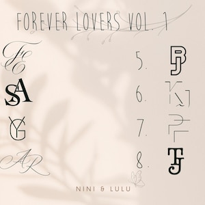 Pode incluir: Fundo bege com o texto "FOREVER LOVERS VOL. 1" em uma fonte decorativa. A imagem apresenta oito pares de iniciais em várias fontes elegantes, numeradas de 1 a 8. A parte inferior da imagem tem o texto "NINI & LULU".