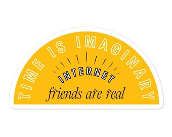 Könnte beinhalten: Ein gelber, halbkreisförmiger Aufkleber mit dem Text "TIME IS IMAGINARY" in einer gebogenen Schrift am oberen Rand. Das Wort "INTERNET" steht in der Mitte, darunter "friends are real". Der Aufkleber hat einen weißen Rand.