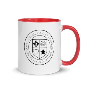 Könnte beinhalten: Weiße Keramik-Tasse mit rotem Innenraum und Henkel. Die Tasse hat ein schwarzes rundes Emblem mit dem Text "SATAN'S SCHOOL OF GAY COMMUNISM. FOUNDED 1871." Das Emblem enthält ein Schild mit verschiedenen Symbolen.