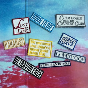 Etichette personalizzate per nomi di album discografici LDR Iron Patches su sfondo bianco e colori specifici da Born To Die a DYKTTATUOB