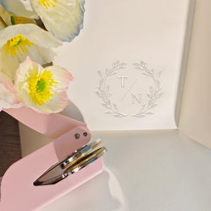 Personalisierter Hochzeits-Prägestempel, benutzerdefinierter Prägestempel, Einladungsumschlagprägestempel, Initialenprägestempel, Serviettenprägestempel, Geschenk für Buchliebhaber