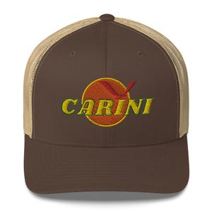 Puede incluir: Gorra de camionero marrón y beige con un logotipo rojo y amarillo que dice "CARINI" en letras verdes.