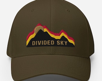 Phish-pet met flexibele pasvorm Divided Sky. Gamehendge op de achterkant. Phish-hoed in je favoriete kleur. Divided sky phish-hoed.