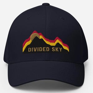 Gorra Phish de corte flexible Divided Sky. Gamehenge en la espalda. Gorra Phish en tu color favorito. Gorra Phish Divided Sky.