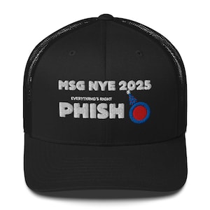 Puede incluir: Gorra de camionero negra con texto bordado en blanco que dice "MSG NYE 2025 EVERYTHING'S RIGHT PHISH" y un círculo rojo y azul con un gorro de fiesta en la parte superior.