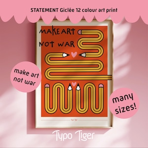 Könnte beinhalten: Ein gerahmter Kunstdruck mit dem Slogan "MAKE ART NOT WAR" in schwarzer Schrift. Das Design verwendet gelbe Bleistifte auf orangefarbenem Hintergrund. Der Druck ist mit "STATEMENT Giclée 12 colour art print" und "Typo Tiger" gekennzeichnet.