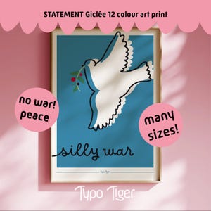 Könnte beinhalten: Kunstdruck mit einer weißen Taube, die einen Olivenzweig vor blauem Hintergrund trägt. Darunter steht "silly war". Der Druck enthält den Text "STATEMENT Giclée 12 colour art print", "no war! peace" und "many sizes!"