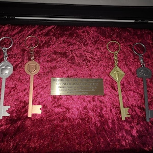 Resident Evil Biohazard Spencer Mansion Keys Komplettset Helm Schwertschild Rüstung + Präsentationsbox + Goldfarbenes Namensschild + Roter Samt
