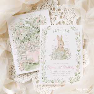Puede incluir: Dos invitaciones en acuarela. Una representa una escena de fiesta de té en un jardín con una mesa y sillas. La otra presenta un conejito en una taza de té con el texto "My First Par-Tea" y "Mimi's 1st Birthday".