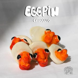 Egg pin “Cabeçudos”- handmade ceramic pin