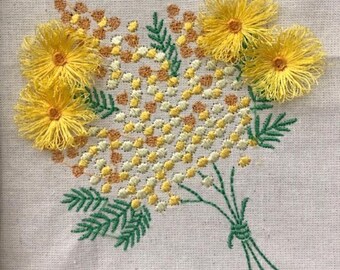 File di disegno per ricamo a macchina con mazzo di fiori di mimosa e 4 soffici fiori. Adatto a telai da 4 x 4. Dst Exp Hus Jef Pes VP3 Xxx