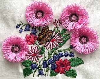 Fancy pluizig ontwerp en vlinder met 4 bloemen om te snijden Borduurmachine Patroonontwerpbestand past op hoepels van 4 x 4. Dst exp Hus Jef Pes Vip Xxx
