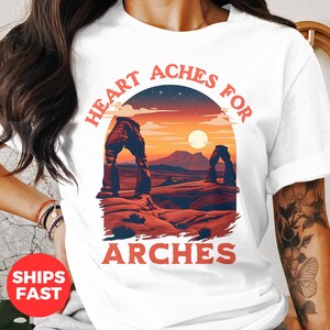 Arches National Park t-shirt, Utah Travel Tee, Desert Shirt, Arches Utah Retro Style Nature Shirt, Outdoor Adventure Shirt, Gift for hikers