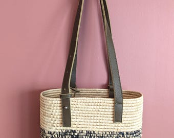 Rafia B&W – Capazo de rafia tejida a mano: bolso de mano bohemio y chic, hecho a mano en Marruecos.