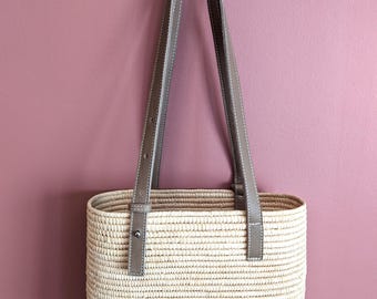 Rafia White – Capazo de rafia tejida a mano: bolso de mano bohemio y chic, hecho a mano en Marruecos.