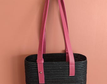 Rafia Black – Capazo de rafia tejida a mano: bolso de mano bohemio y chic, hecho a mano en Marruecos.