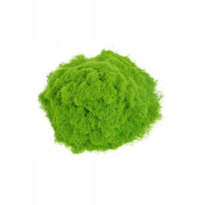 Może przedstawiać: Jasnozielona, teksturowana kępa sztucznej trawy, prawdopodobnie do modelarstwa lub celów dekoracyjnych. Trawa wydaje się gęsta i równomiernie zabarwiona, o lekko nieregularnym kształcie. Tło jest jednolicie białe.