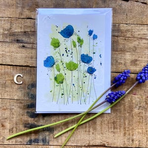 野生の花を描いた手描きの水彩画の空白カード