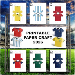 Könnte beinhalten: Eine Sammlung von ausdruckbaren Papierbastelvorlagen für Fußballtrikots, darunter Designs für Brasilien, Argentinien und andere Nationalmannschaften. Die Anzeige zeigt flache Schnittmuster und dreidimensionale Trikotmodelle mit dem Text PRINTABLE PAPER CRAFT 2026.