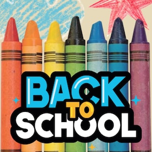 Può includere: Una fila di sette pastelli a cera colorati in rosso, arancione, giallo, verde, azzurro, blu scuro e viola. Il testo BACK TO SCHOOL è sovrapposto in grassetto bianco e blu. Una nuvola blu scarabocchiata e una stella rossa sono sullo sfondo.